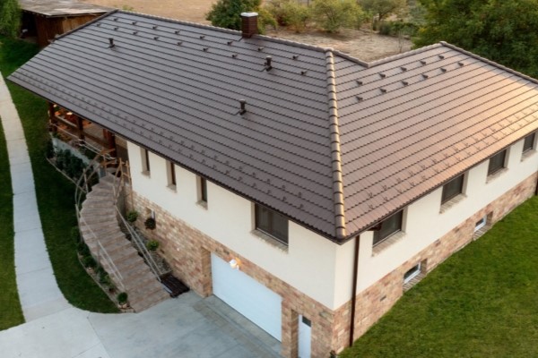 Időtálló elegancia a tetőn, sík tetőcseréppel